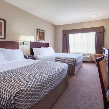 Hotel Ramada By Wyndham Camrose Exterior foto