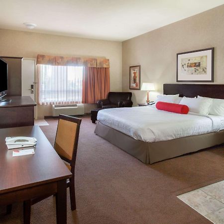 Hotel Ramada By Wyndham Camrose Exterior foto