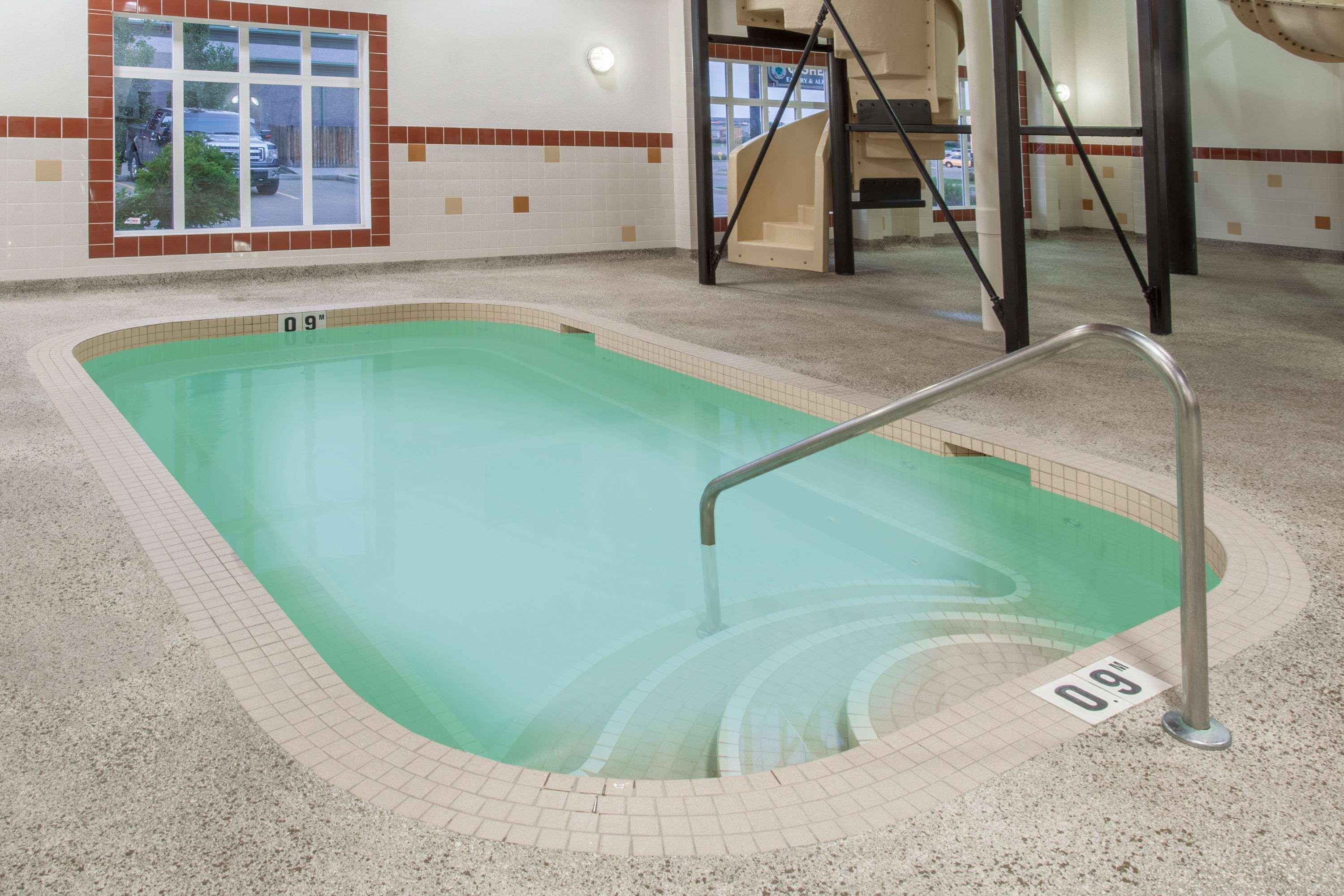 Hotel Ramada By Wyndham Camrose Exterior foto