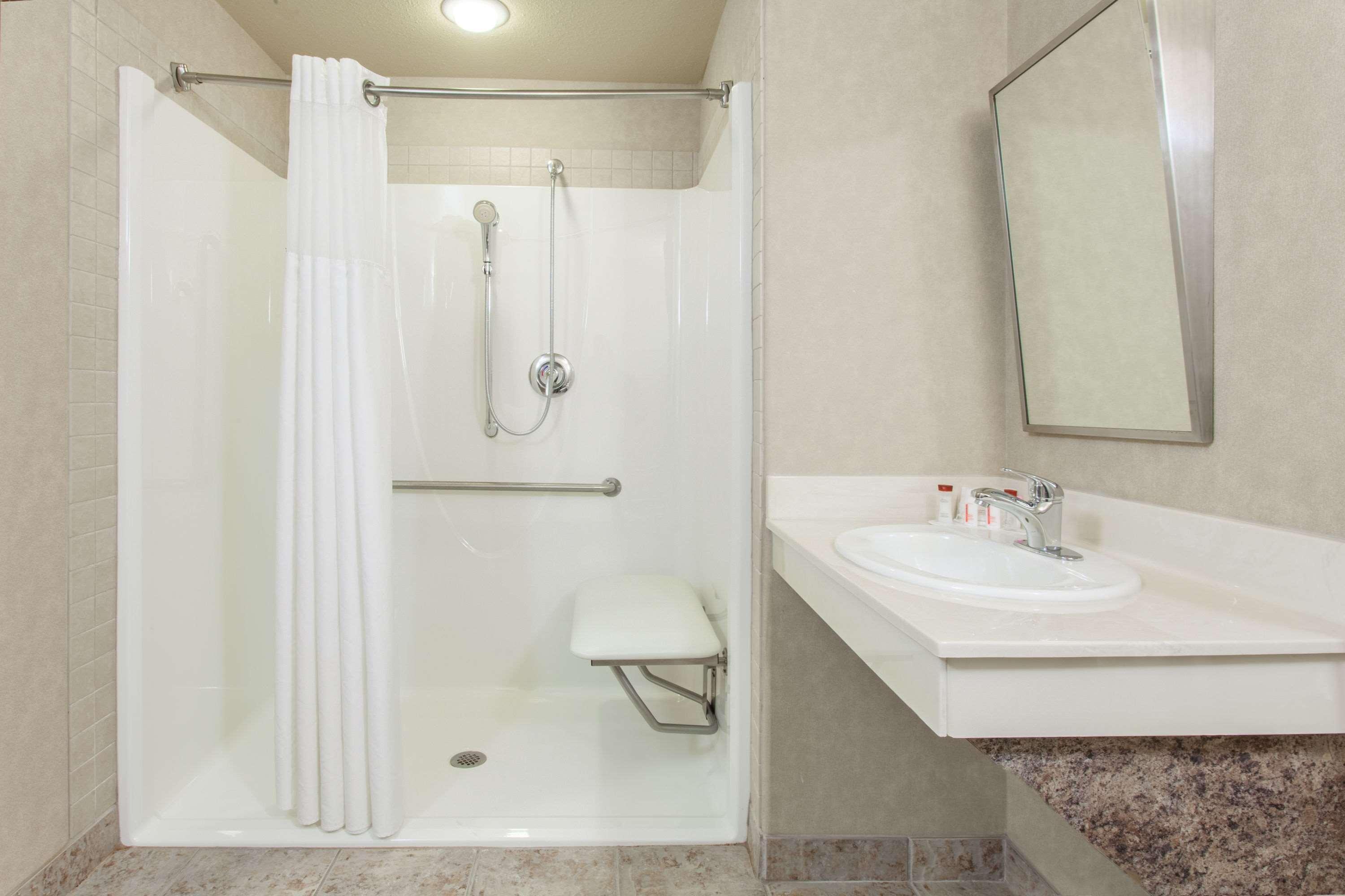 Hotel Ramada By Wyndham Camrose Exterior foto