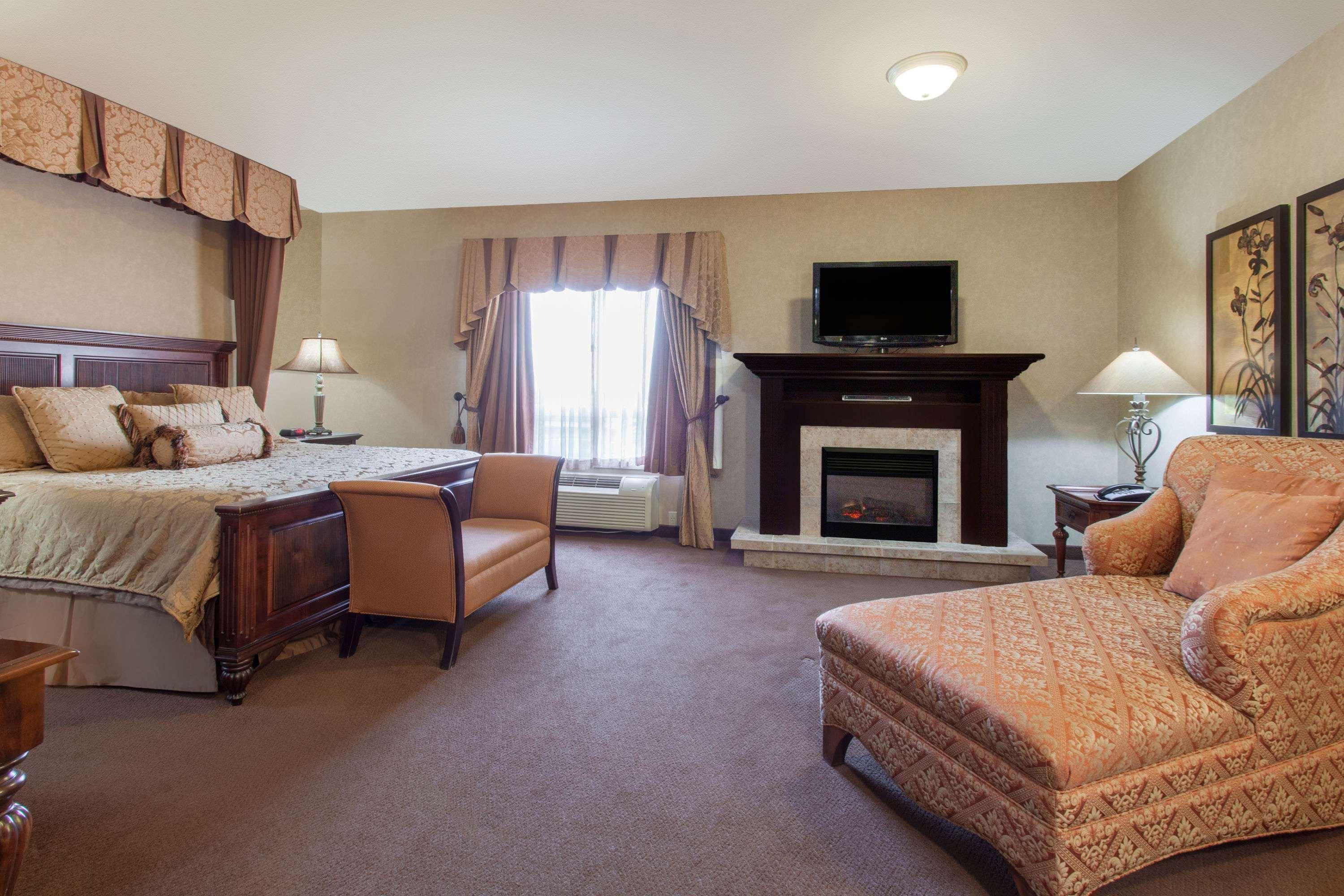 Hotel Ramada By Wyndham Camrose Exterior foto