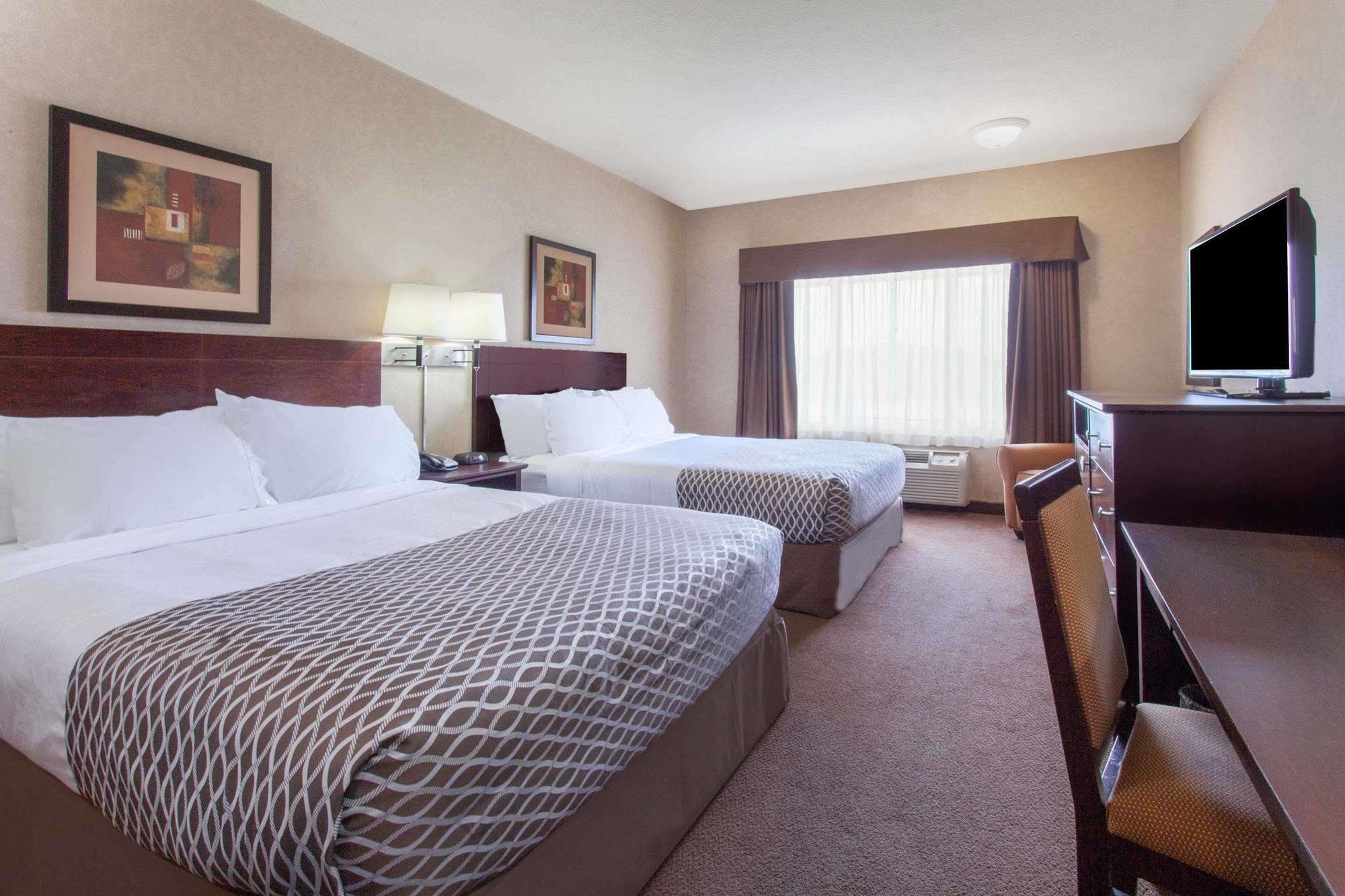 Hotel Ramada By Wyndham Camrose Exterior foto