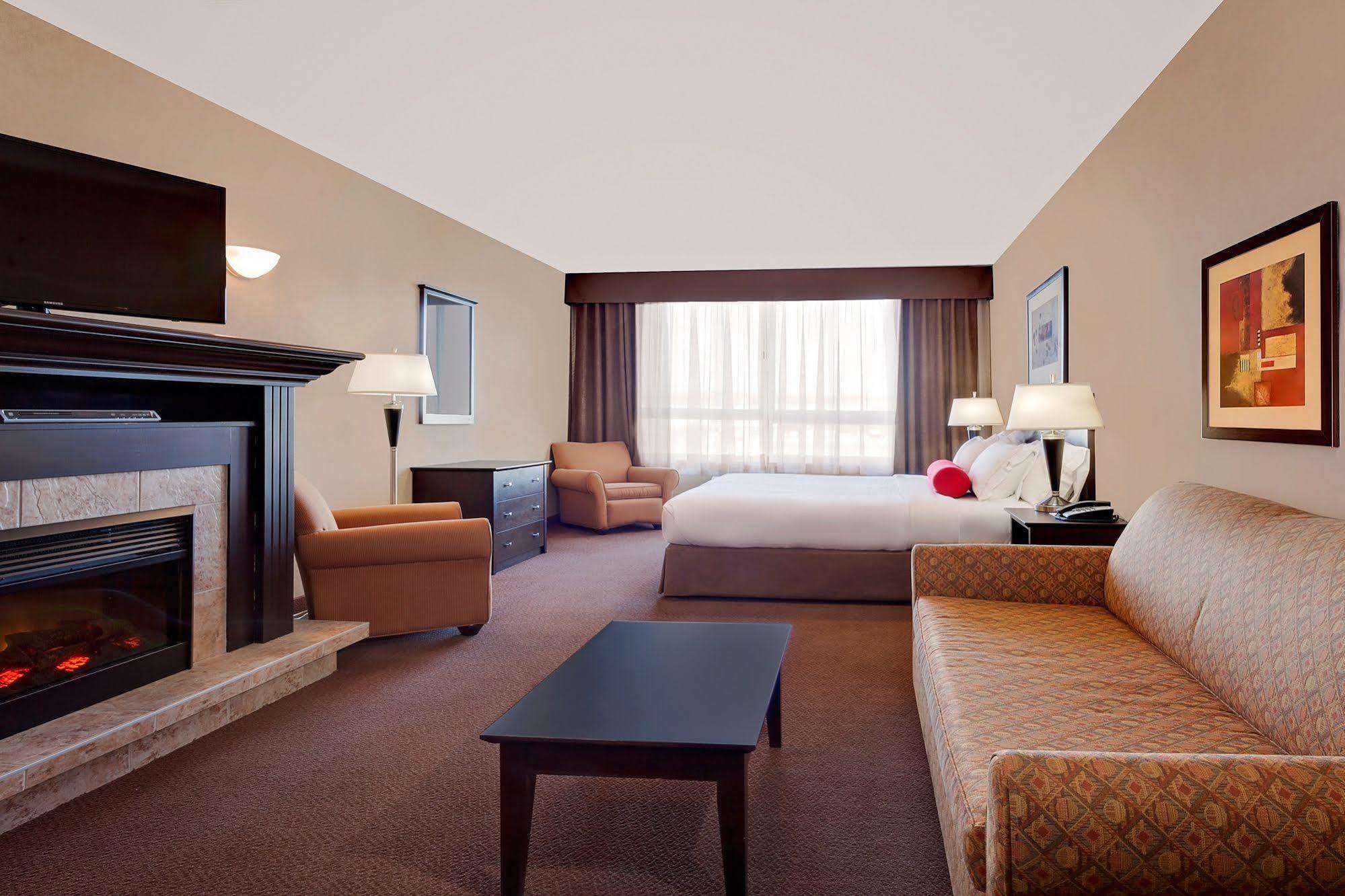Hotel Ramada By Wyndham Camrose Exterior foto